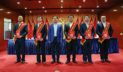 宜化集團(tuán)召開(kāi)2019年慶?！拔逡弧眹?guó)際勞動(dòng)節(jié)暨表彰大會(huì)(圖7)