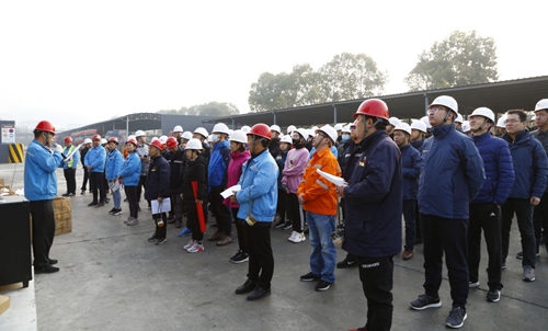 熱火朝天！集團(tuán)總部140余人到股份公司氯堿分廠開展勞動(圖1)