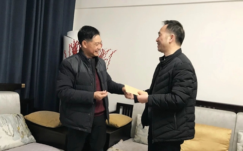 集團(tuán)領(lǐng)導(dǎo)春節(jié)前走訪慰問(wèn)一線職工、困難職工和離退休老干部(圖2)