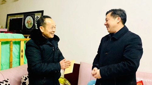 集團(tuán)領(lǐng)導(dǎo)春節(jié)前走訪慰問(wèn)一線職工、困難職工和離退休老干部(圖3)