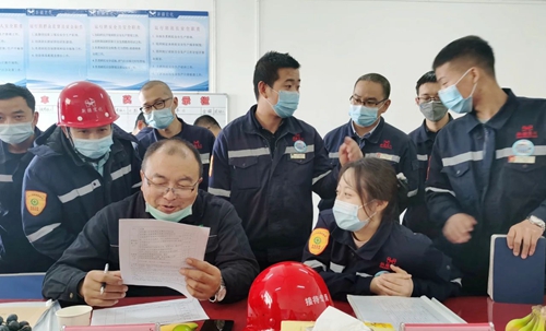新疆宜化氯堿分廠氯乙烯三班、合成二班榮獲準(zhǔn)東開發(fā)區(qū)安全標(biāo)準(zhǔn)化示范班組稱號(hào)(圖3)