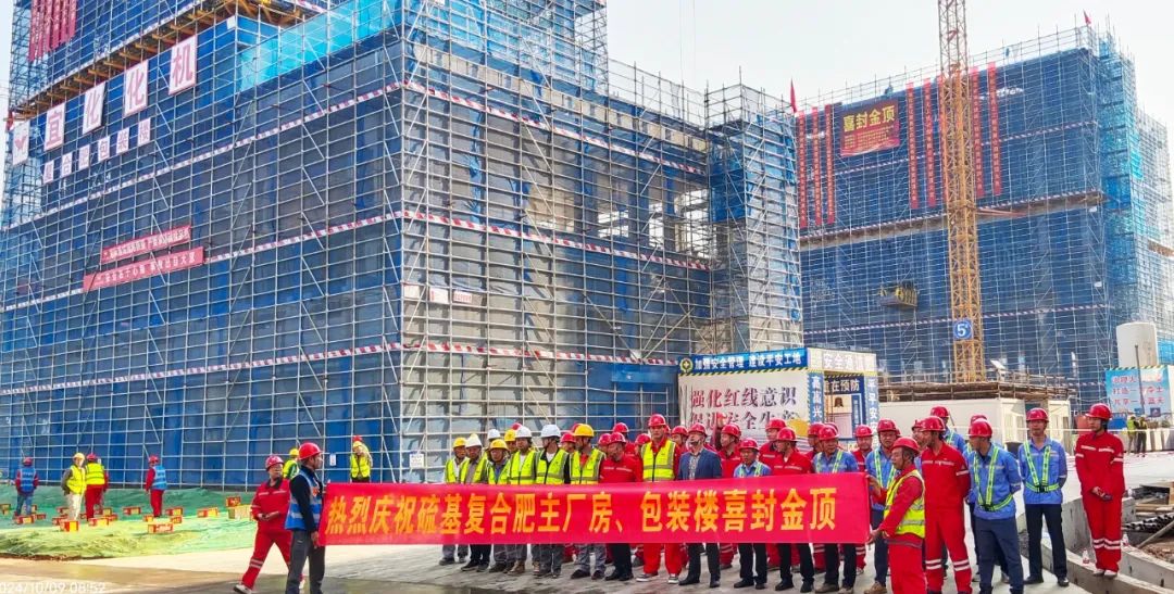 化機(jī)公司黨委書記、董事長、總經(jīng)理?xiàng)钪袧傻匠琼?xiàng)目現(xiàn)場辦公(圖2)
