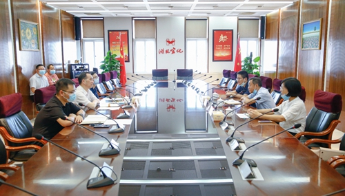 宜昌市總工會黨組書記、常務(wù)副主席皮祖武一行到宜化集團(tuán)調(diào)研