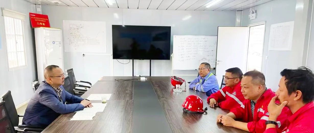 化機公司黨委書記、董事長、總經(jīng)理楊中澤到楚星項目現(xiàn)場辦公